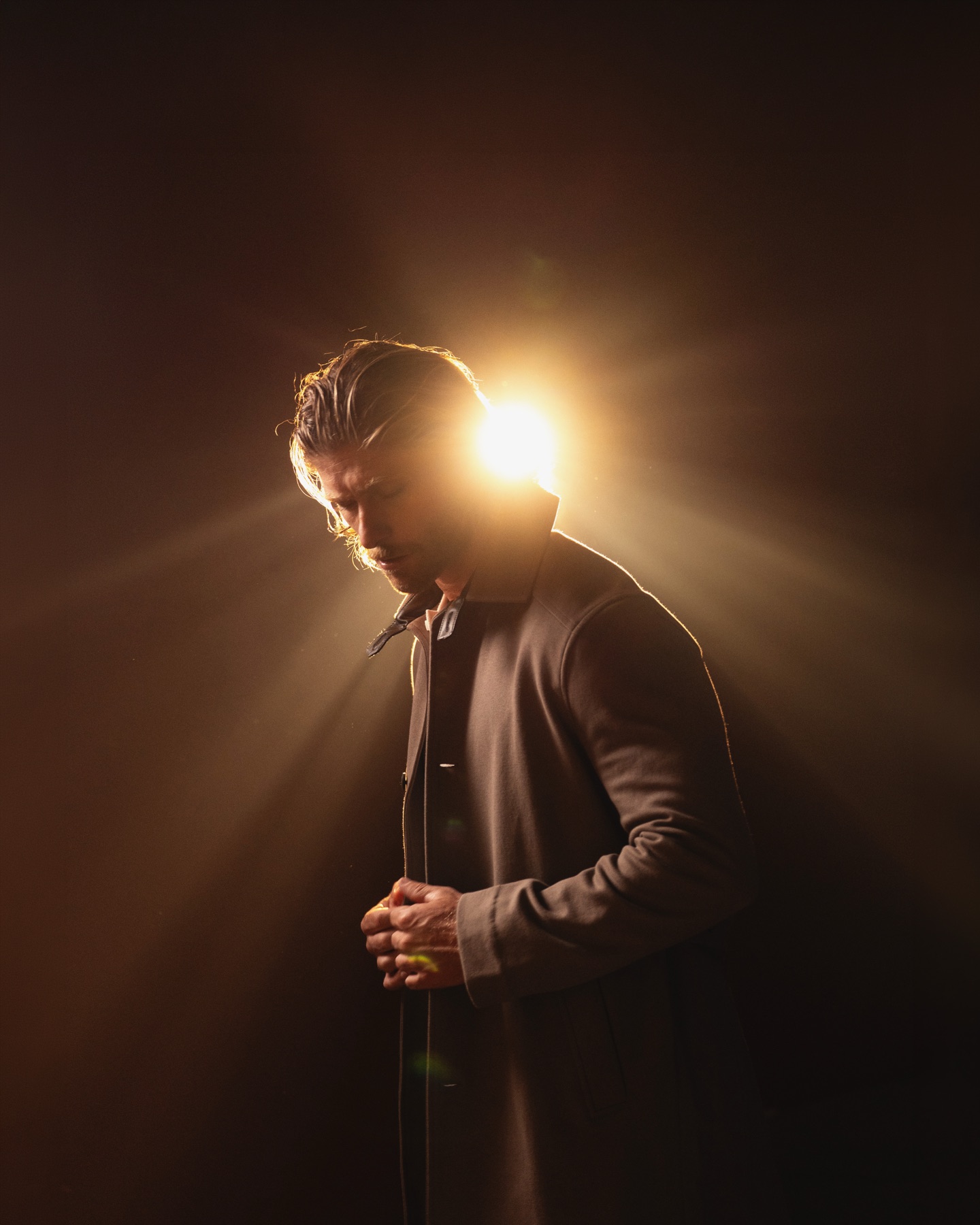 Retrato em estúdio com uma única luz dura atrás do modelo, fotografia de Thiago Bomfim