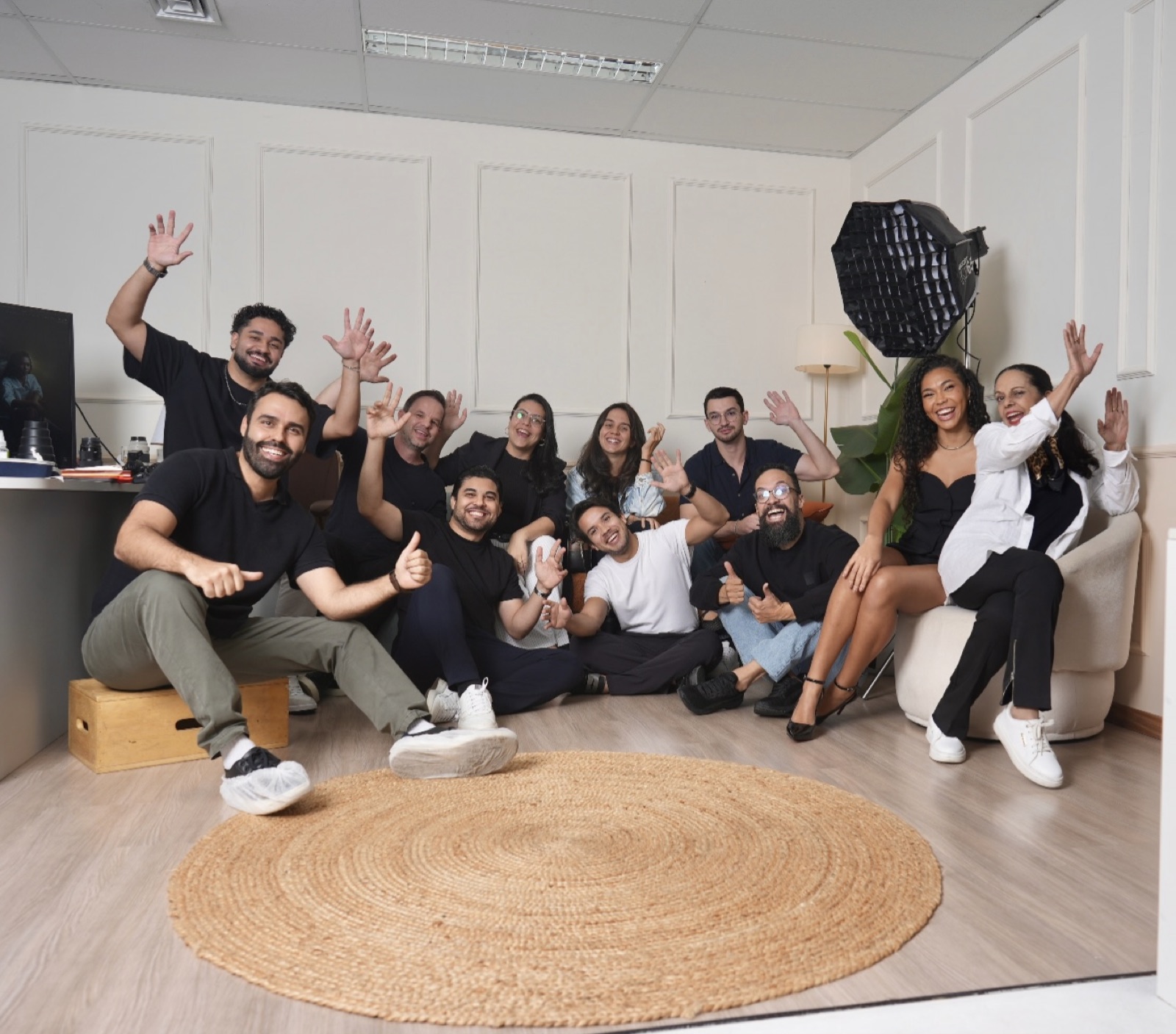 Alunos da terceira turma do workshop reunidos no lounge do Estúdio 403, com uma softbox ao fundo
