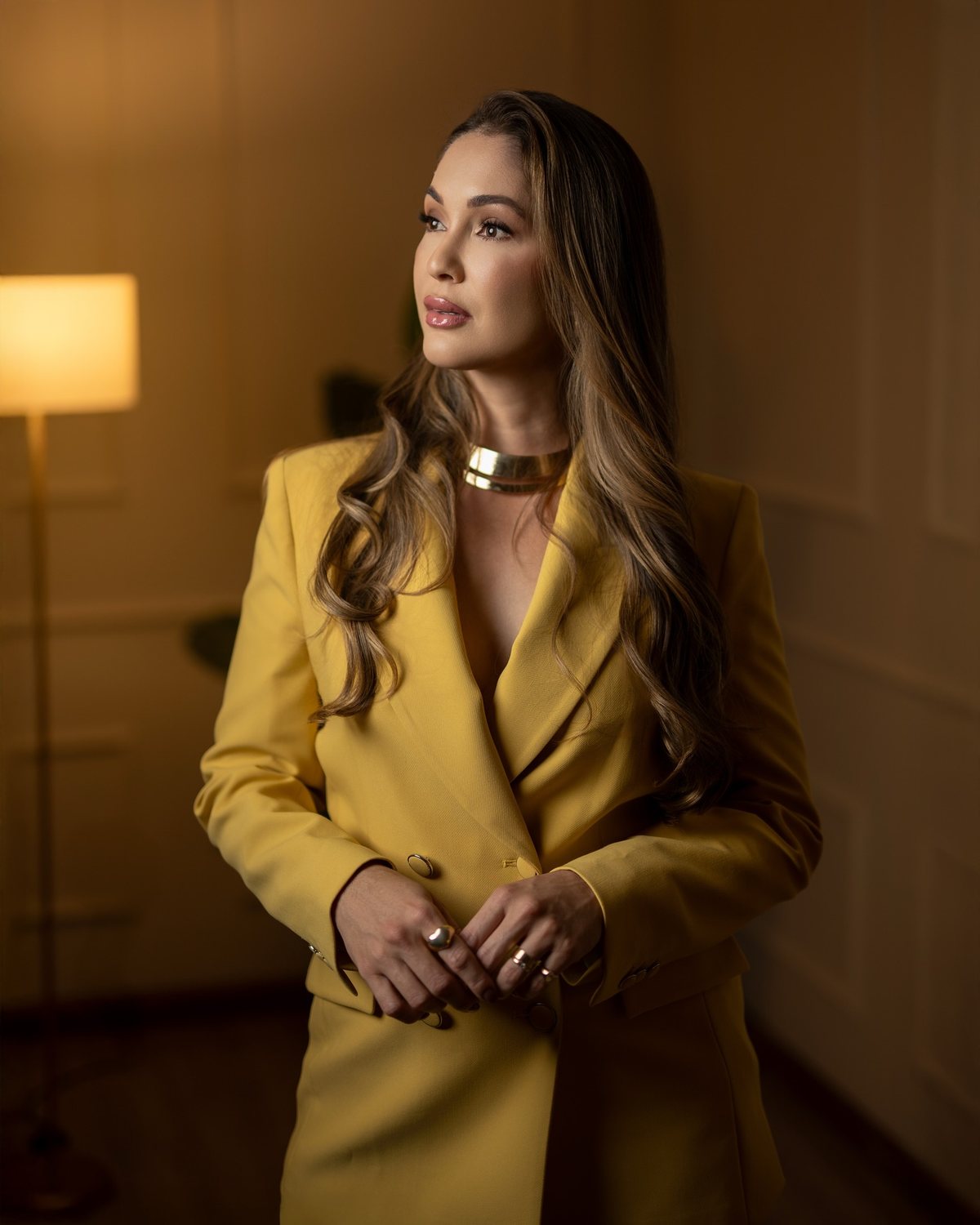 Retrato de marca pessoal com terno amarelo e tons quentes