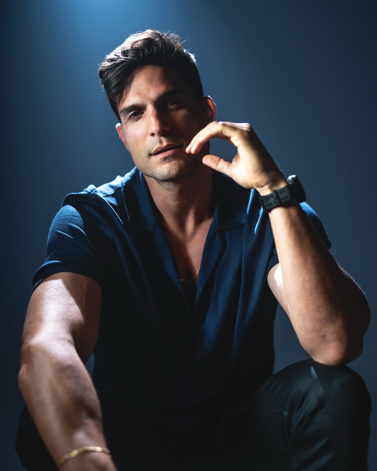 Retrato masculino com luz volumétrica azul e estética cinematográfica