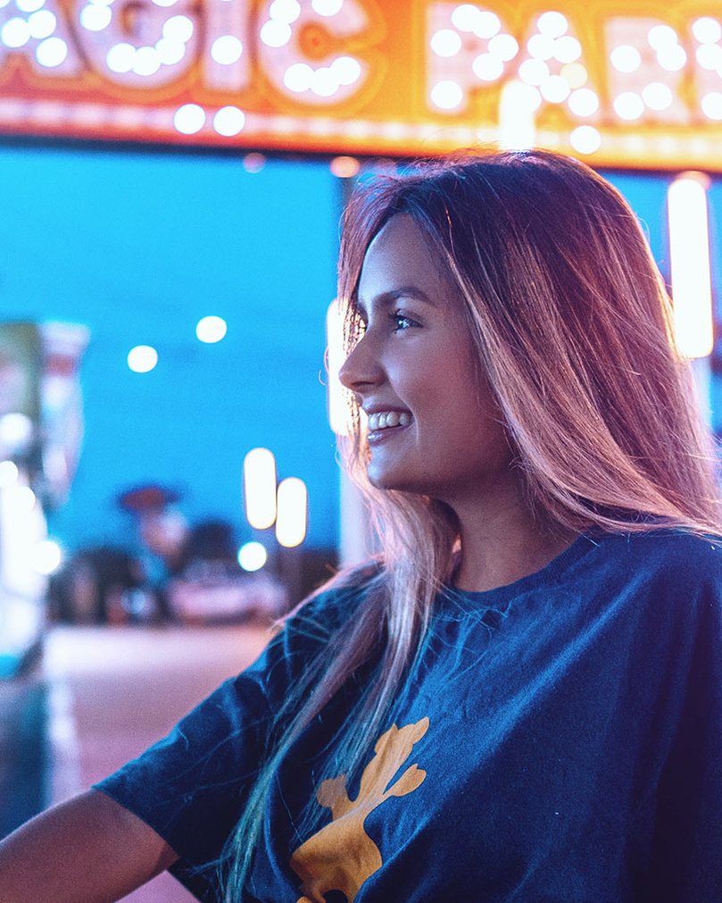 Retrato noturno com o preset Moody Night Glow